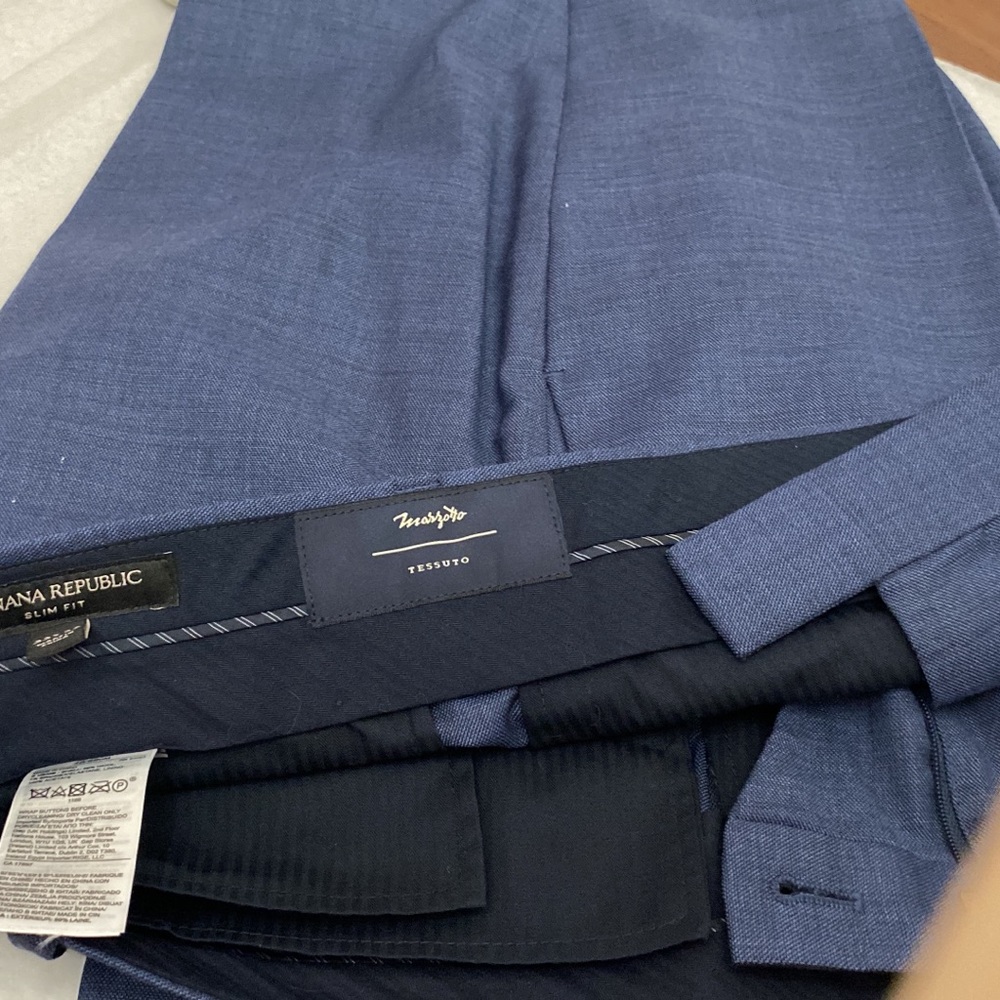 It’s a banana Republic Tessuto dress pants size slim fit 33/32 48/89cm